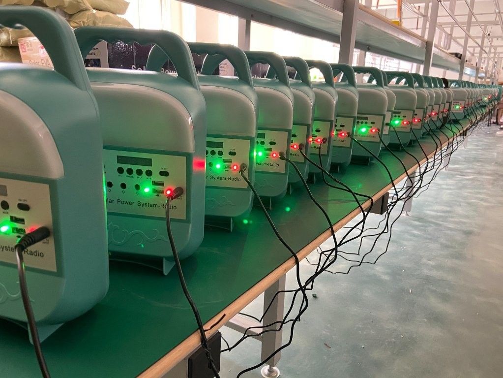 ระบบแผงโซลาร์เซลล์ 12W 4 หลอดไฟ LED ชุดระบบไฟส่องสว่างพลังงานแสงอาทิตย์แบบพกพา
