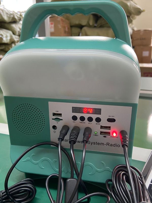 ระบบแผงโซลาร์เซลล์ 12W 4 หลอดไฟ LED ชุดระบบไฟส่องสว่างพลังงานแสงอาทิตย์แบบพกพา
