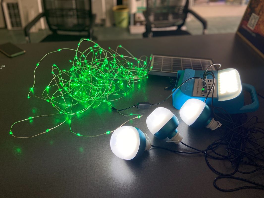 ระบบแผงโซลาร์เซลล์ 12W 4 หลอดไฟ LED ชุดระบบไฟส่องสว่างพลังงานแสงอาทิตย์แบบพกพา