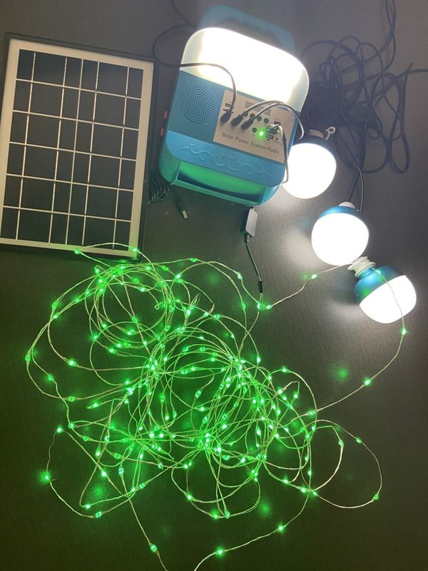 ระบบแผงโซลาร์เซลล์ 12W 4 หลอดไฟ LED ชุดระบบไฟส่องสว่างพลังงานแสงอาทิตย์แบบพกพา